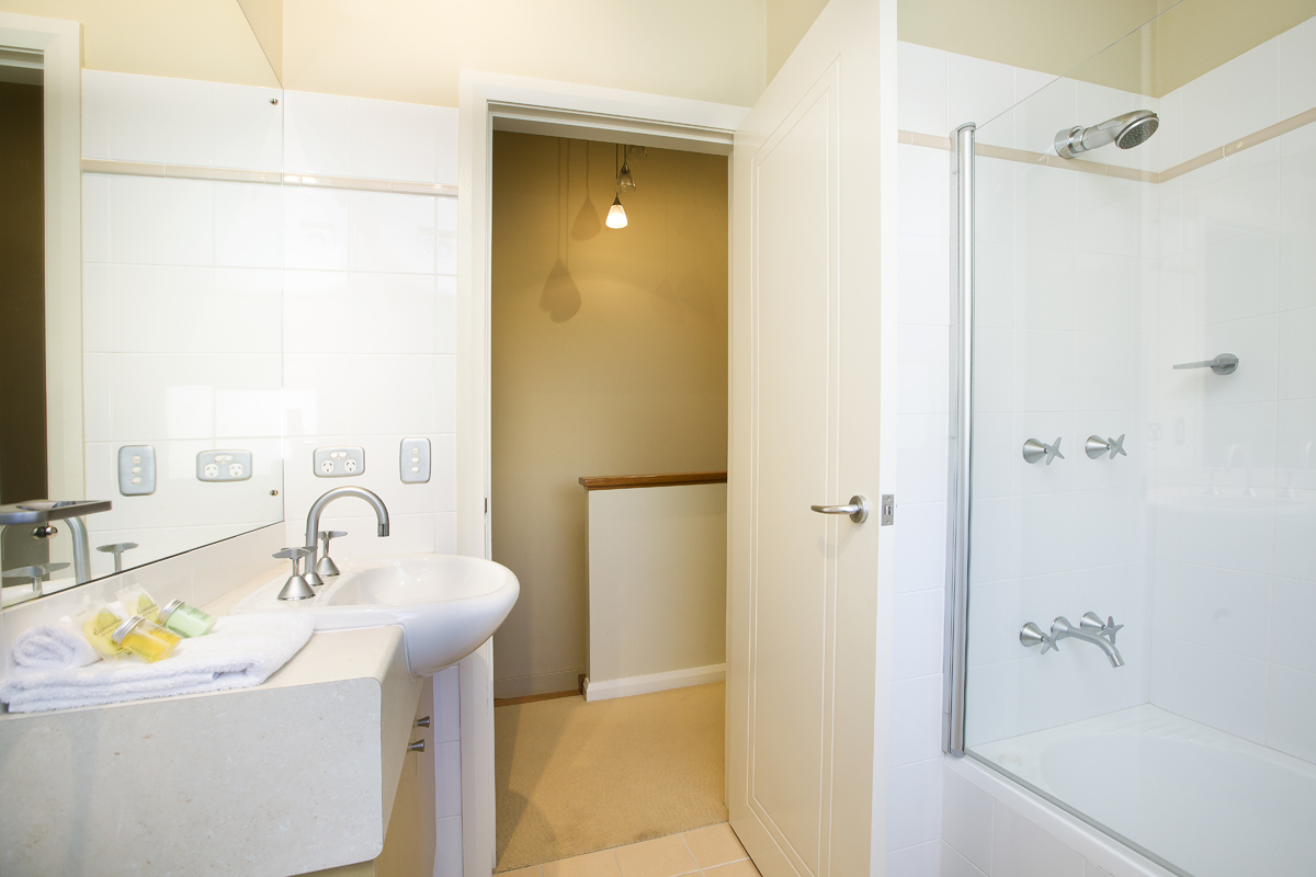Townhouse_main bathroom
